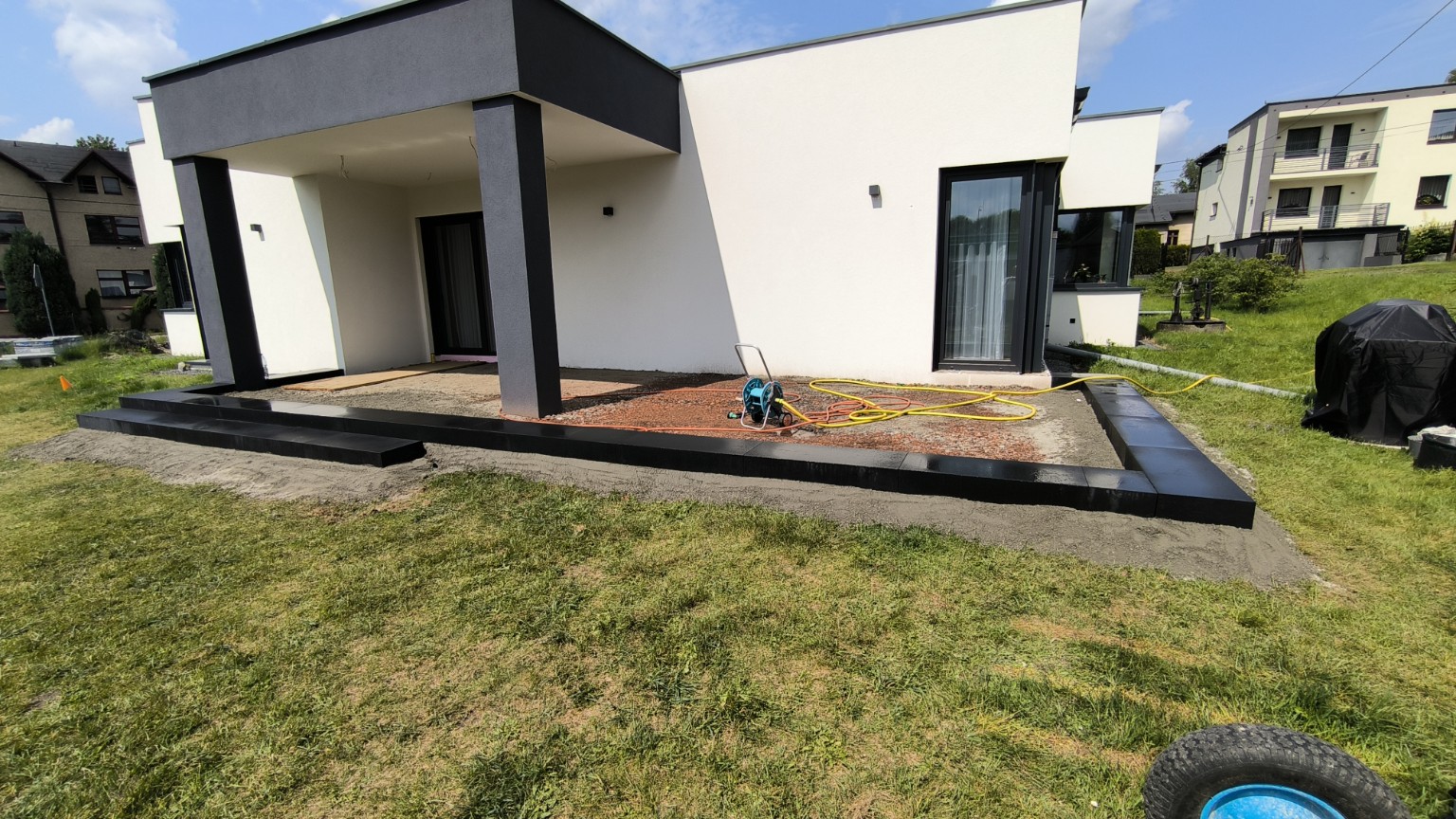 Taras z betonowych płyt wielkoformatowych